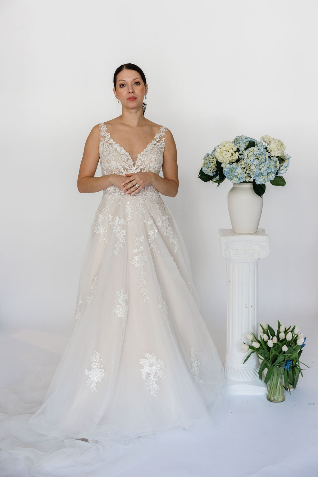 Noga  V-neckline, delicate floral lace