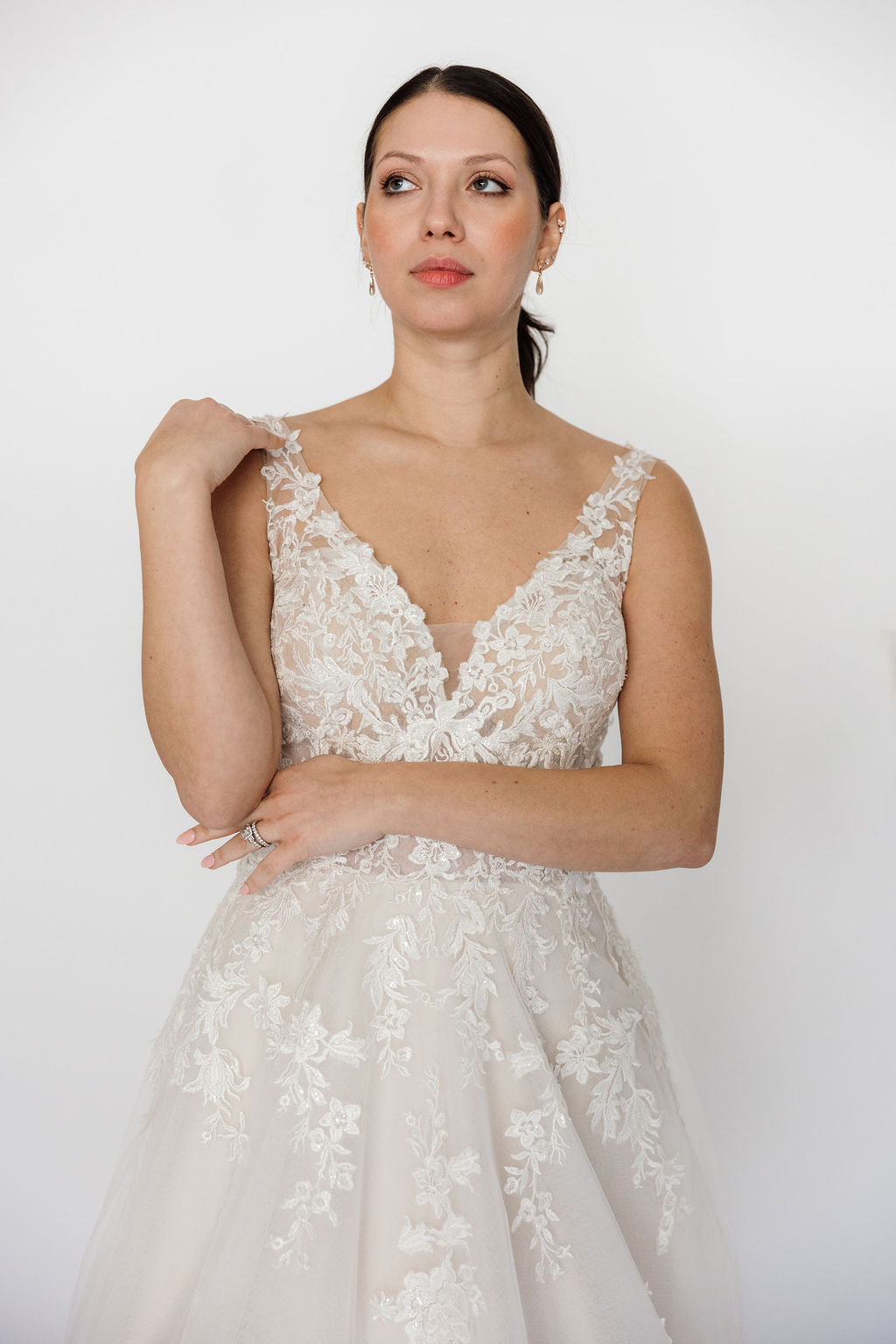 Noga  V-neckline, delicate floral lace