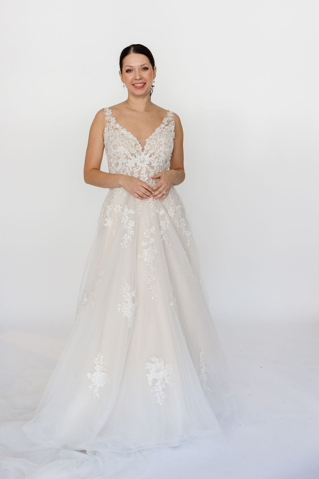 Noga  V-neckline, delicate floral lace