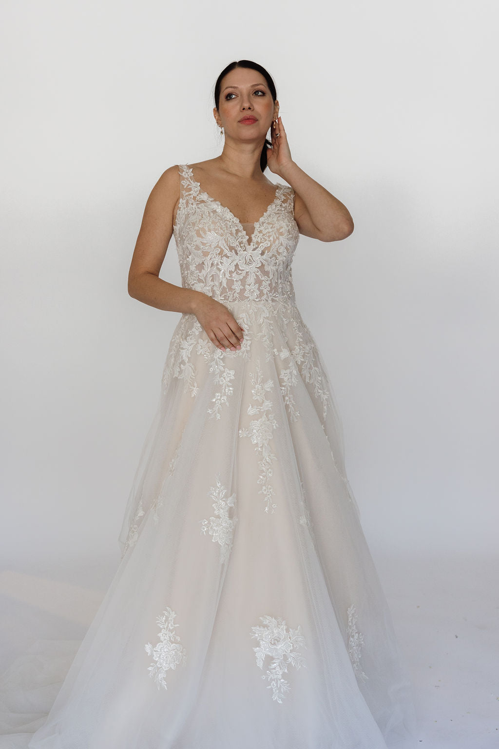 Noga  V-neckline, delicate floral lace
