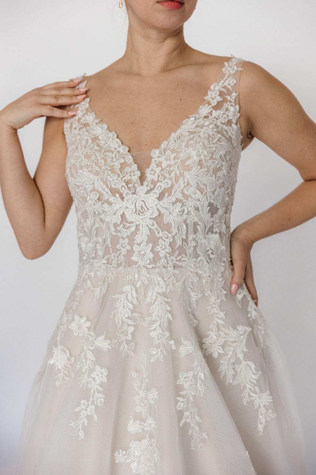 Noga  V-neckline, delicate floral lace
