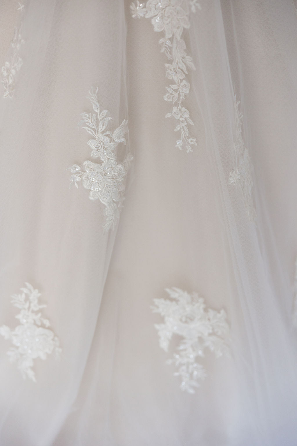 Noga  V-neckline, delicate floral lace