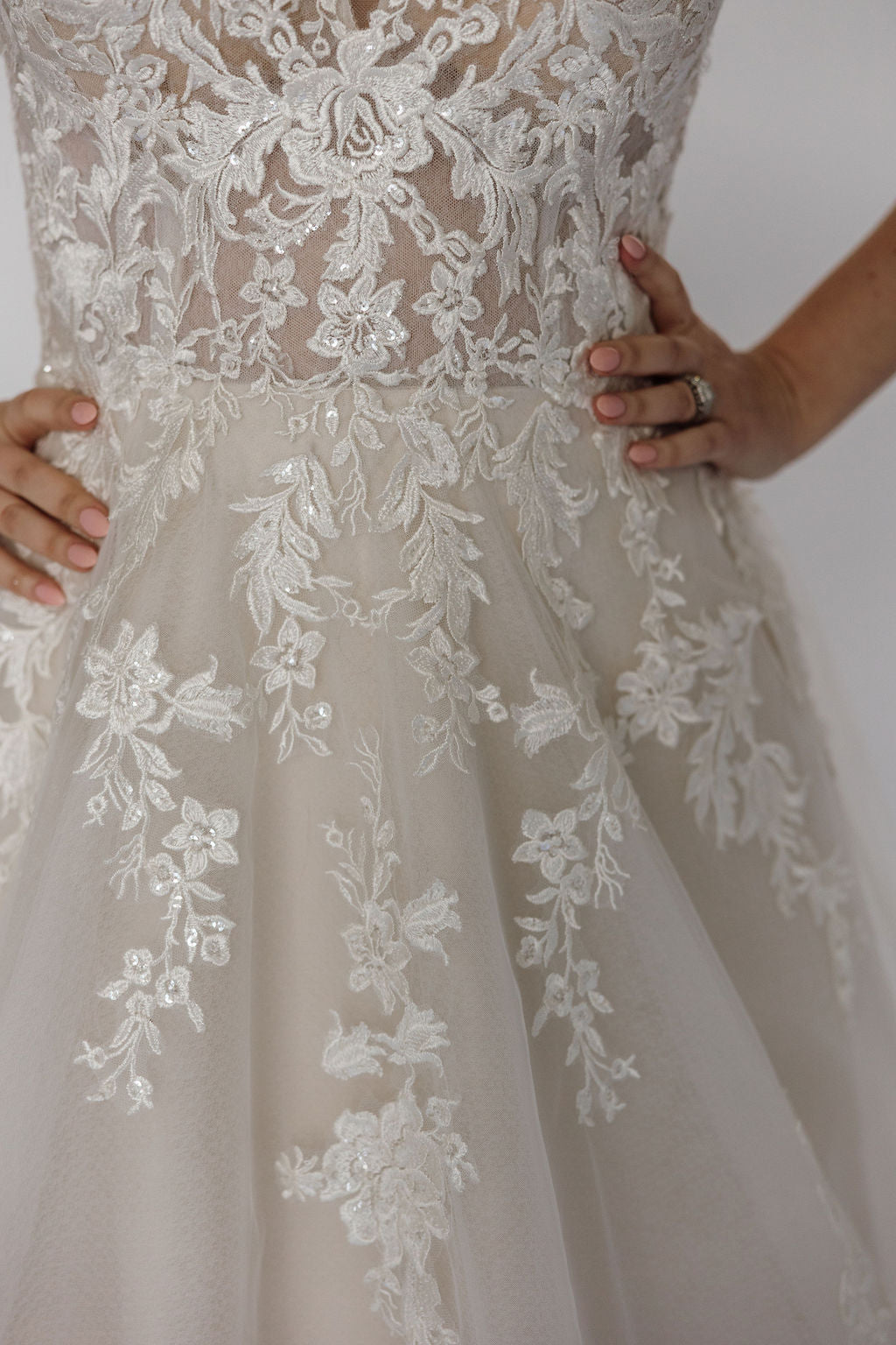 Noga  V-neckline, delicate floral lace