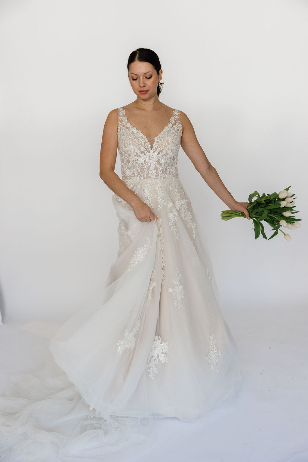 Noga  V-neckline, delicate floral lace
